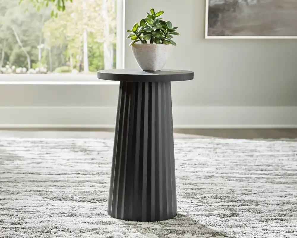 Ashley Ceilby Round Accent Table in Black